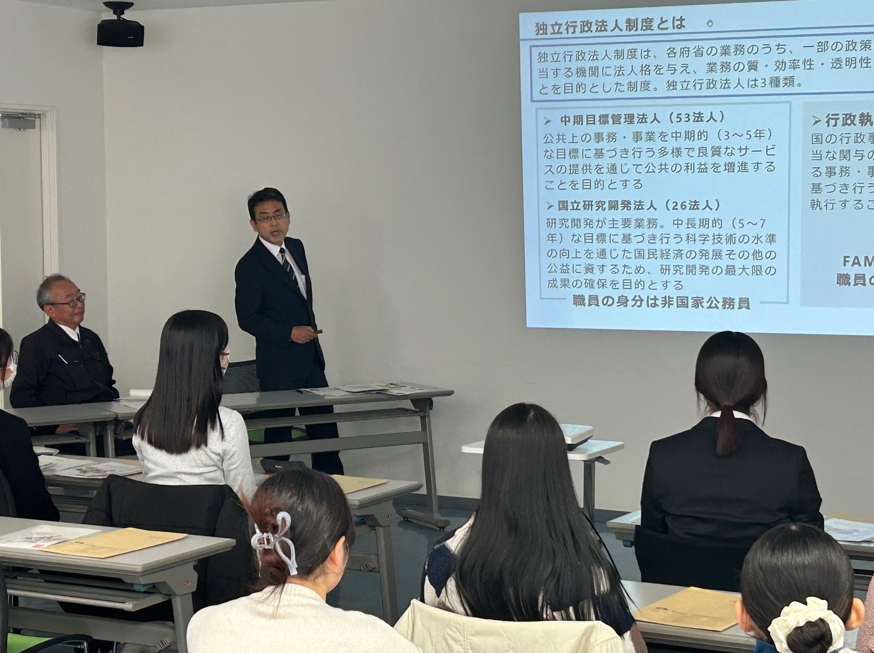 学生に説明する独立行政法人農林水産消費安全技術センター職員