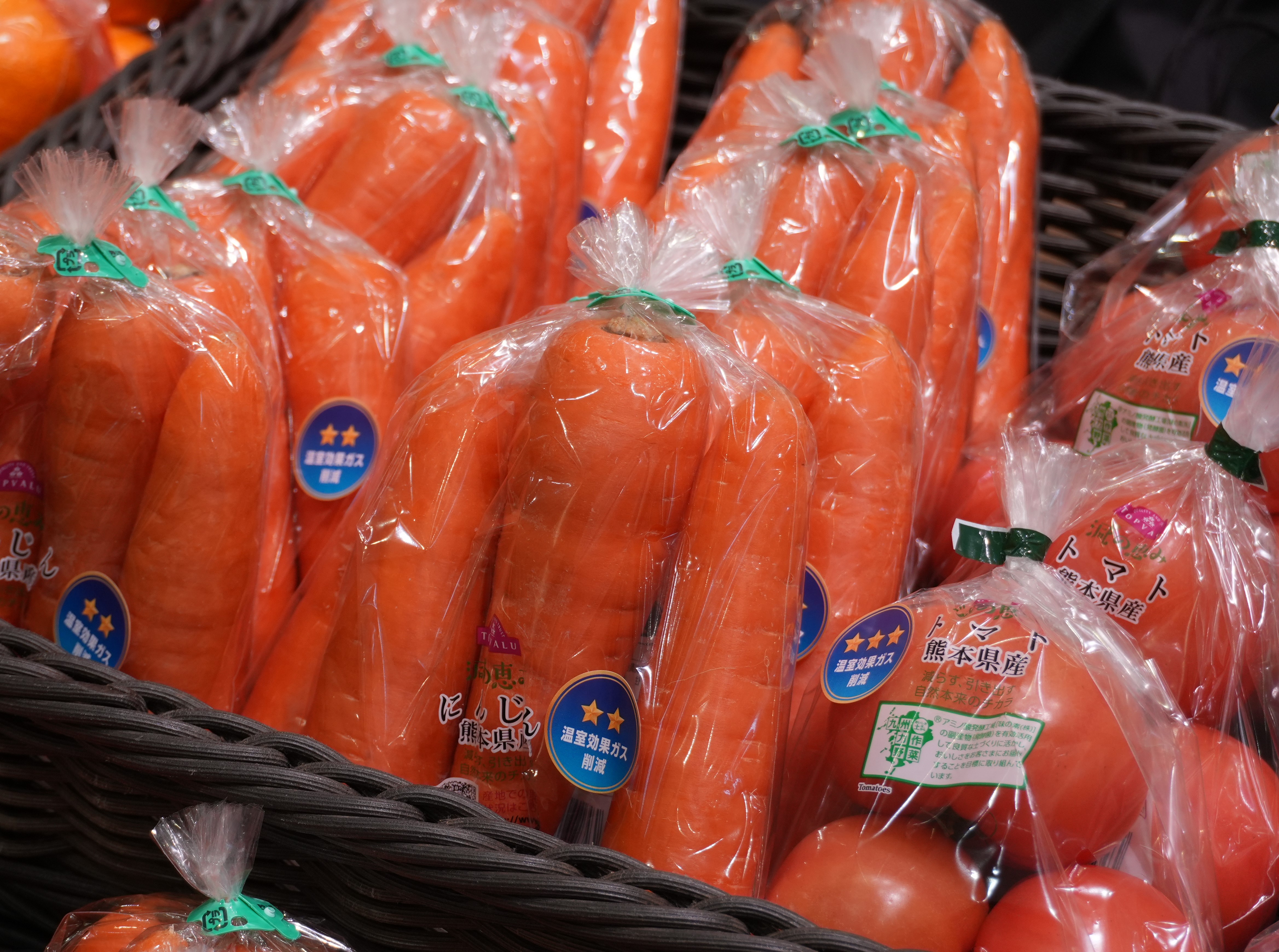 環境負荷低減の取組を見える化した「みえるらべる」が貼られたにんじん、トマト
