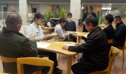 研修会で県拠点職員の説明を熱心に聴く従業員