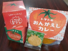 トマトの規格外品を活用し商品化したサブレとレトルトカレー
