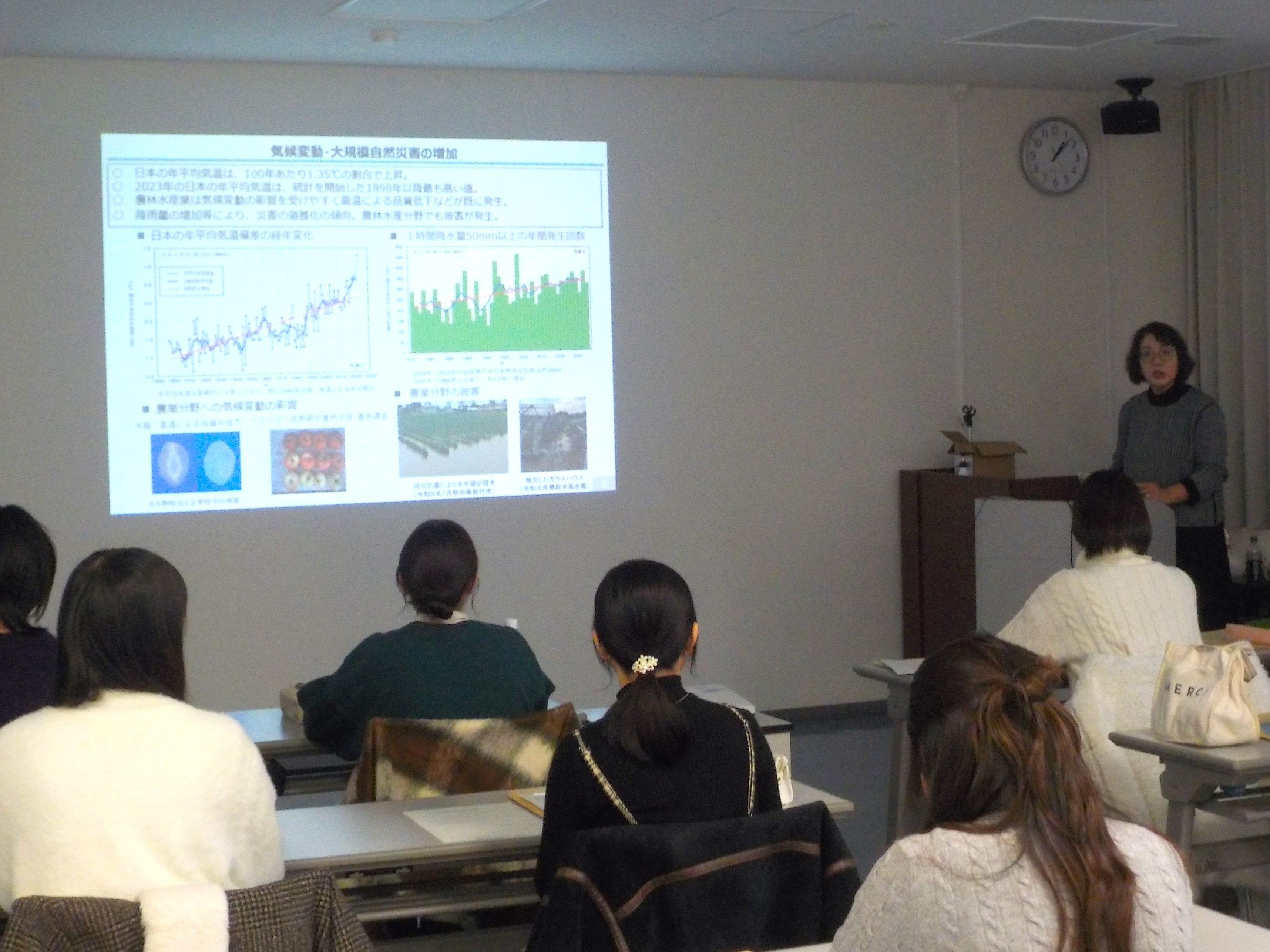 学生に説明する県拠点職員