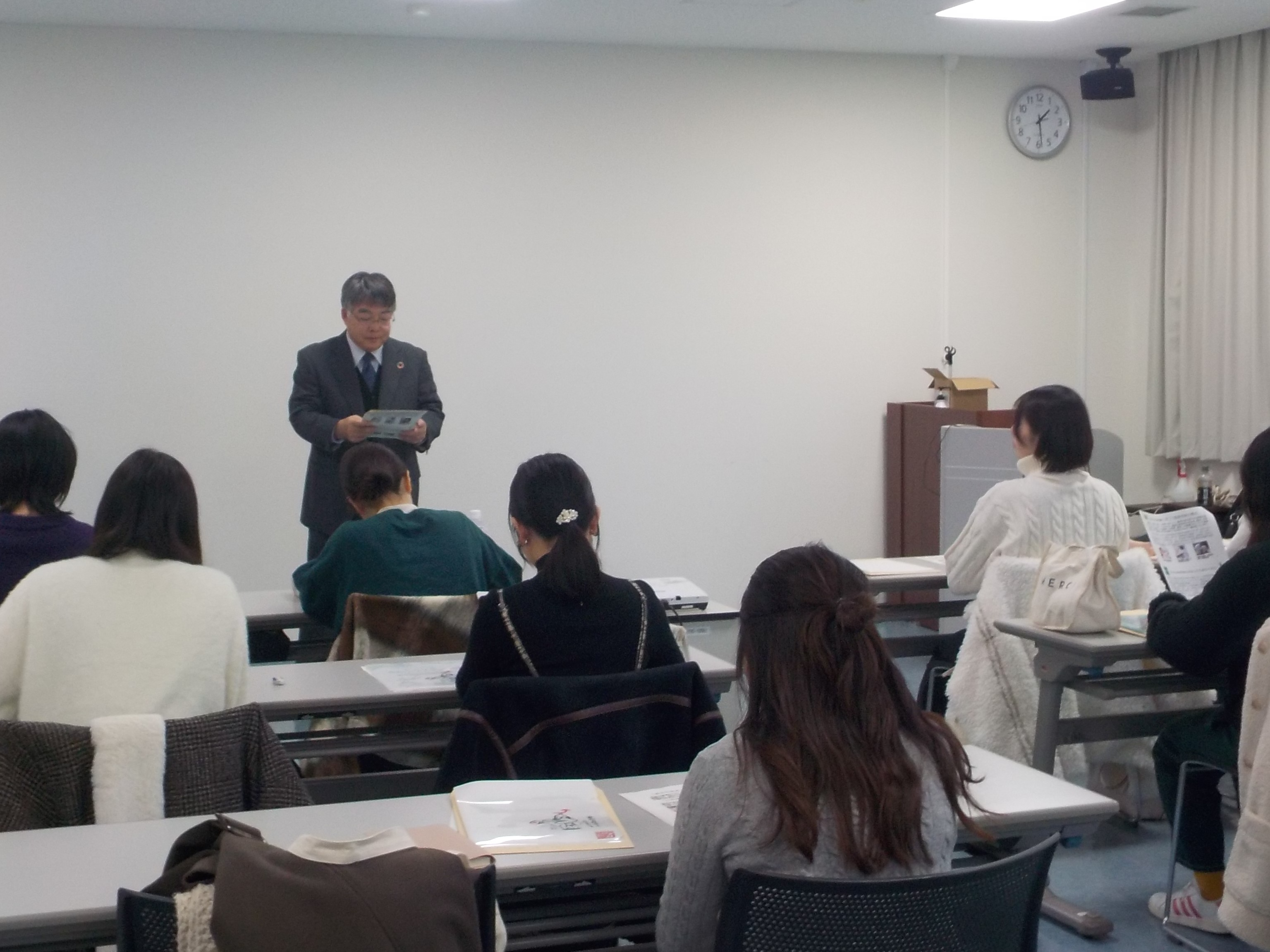 学生に説明する独立行政法人農林水産消費安全技術センター職員