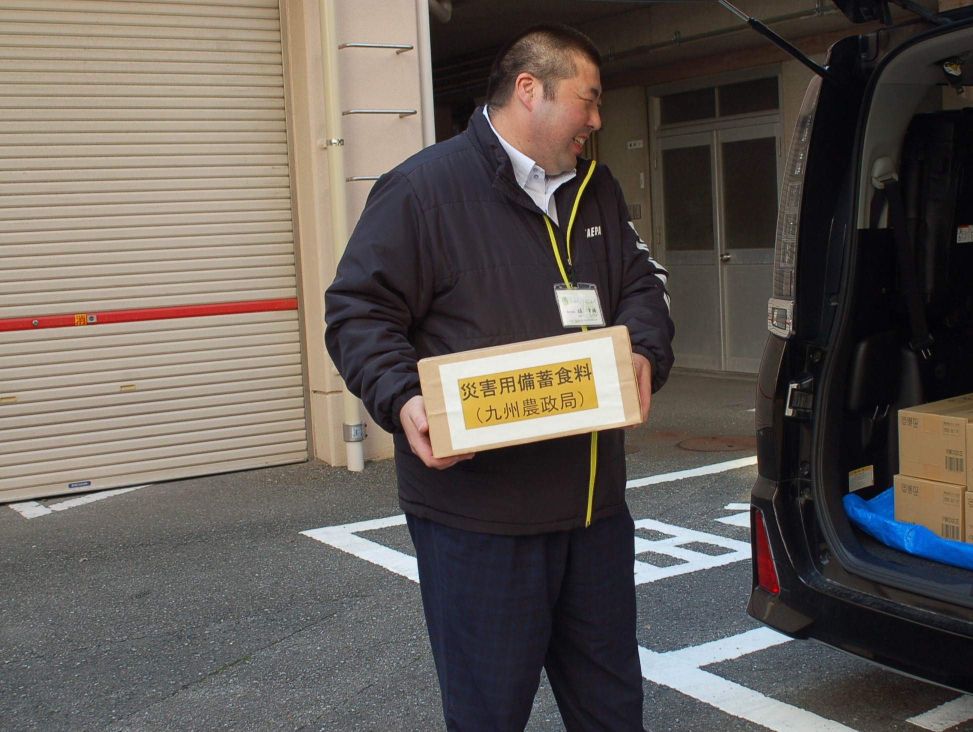 提供を受けた食料品を車に積み込むフードバンク担当者