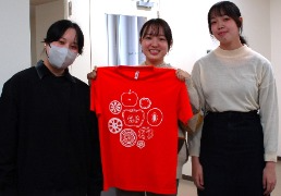 意見交換を行った学生3名