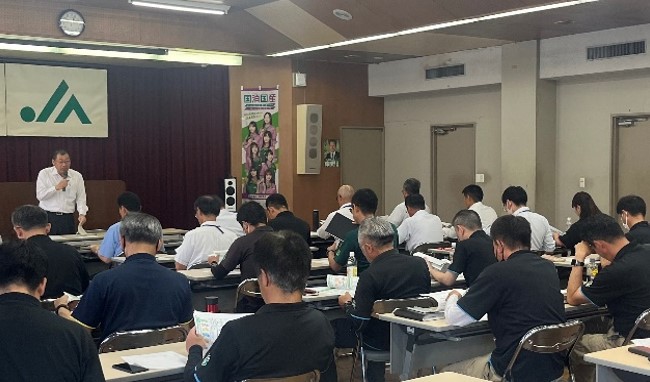 地方参事官の説明を熱心に聴くJAの役職員