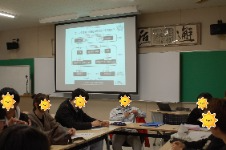 ディベートの中で熱心に議論する様子