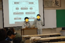 発表する学生
