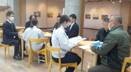 研修会で九州農政局職員の説明を熱心に聴く従業員