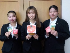 意見交換を行った学生3名