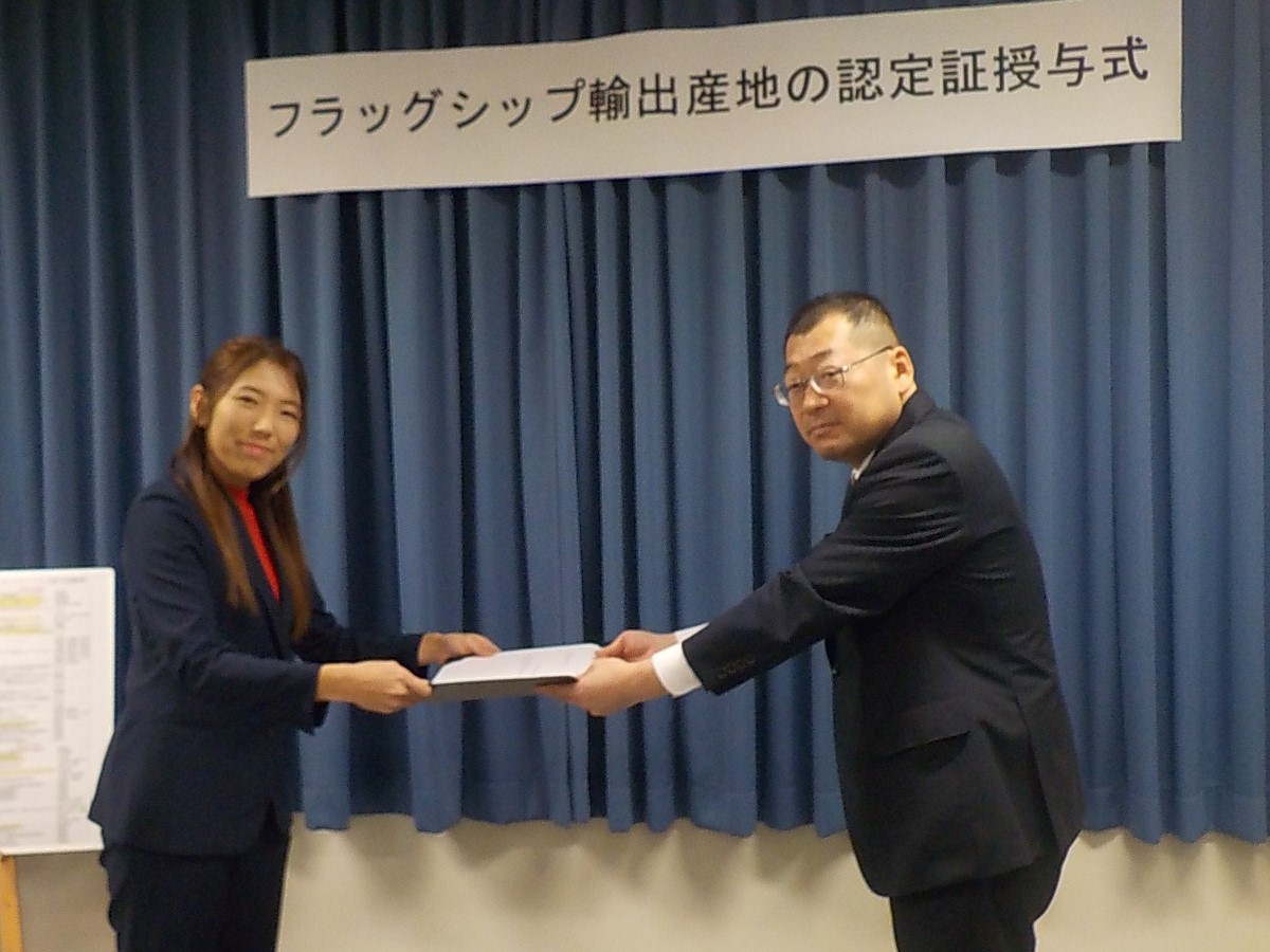 認定者へ認定証を手渡している福岡県拠点小林地方参事官