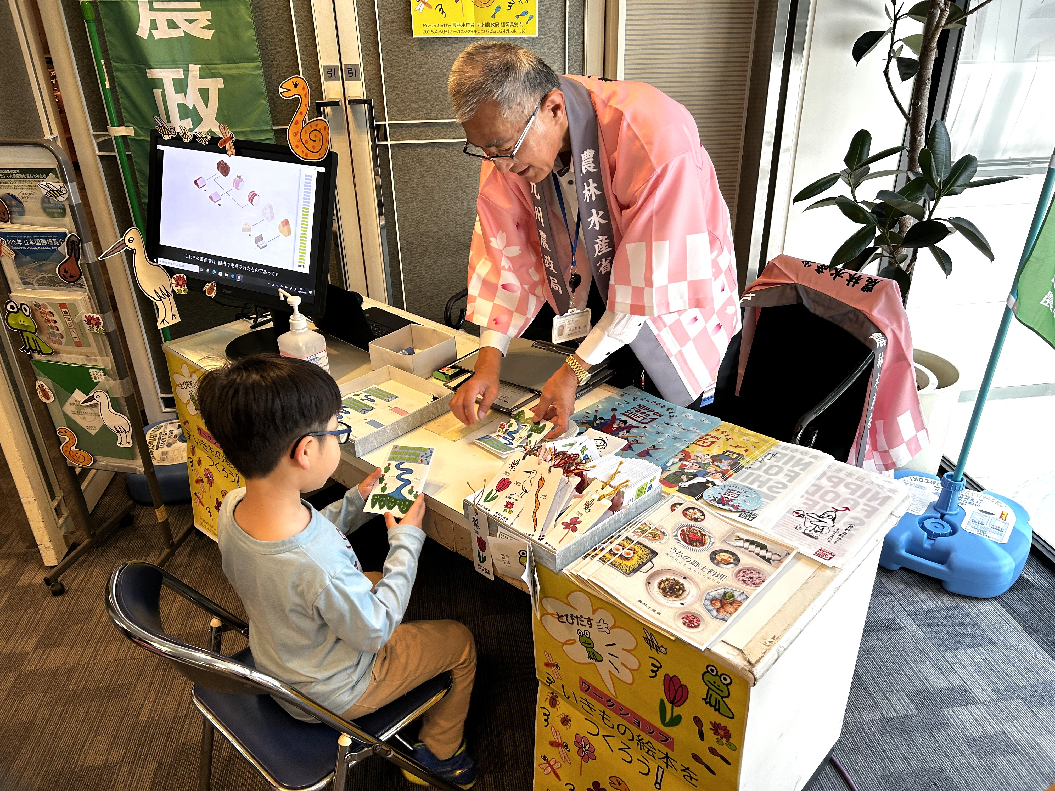 来場した子どもにワークショップで対応する県拠点職員