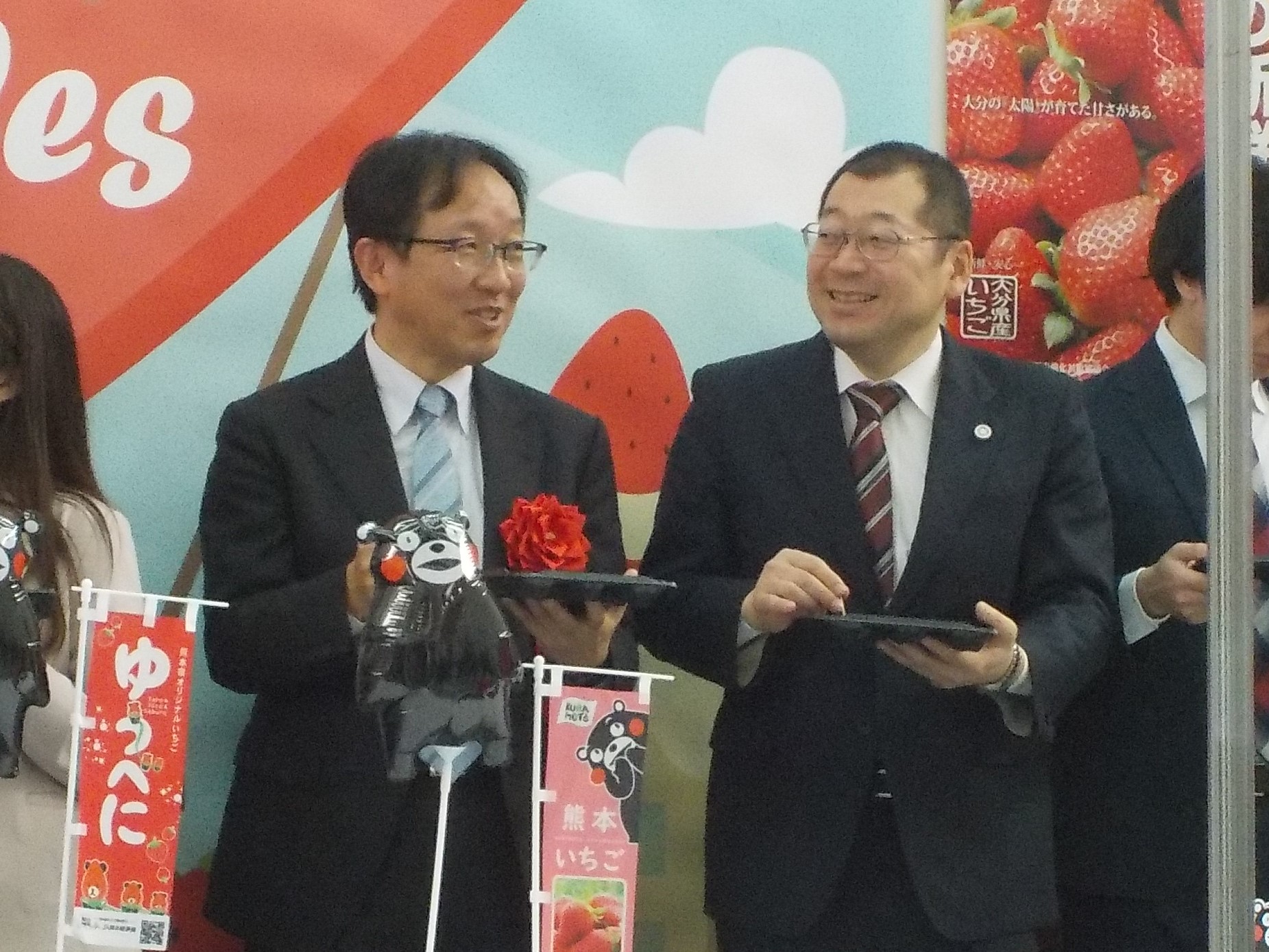 いちごの試食をしている九州農政局長と福岡県拠点地方参事官
