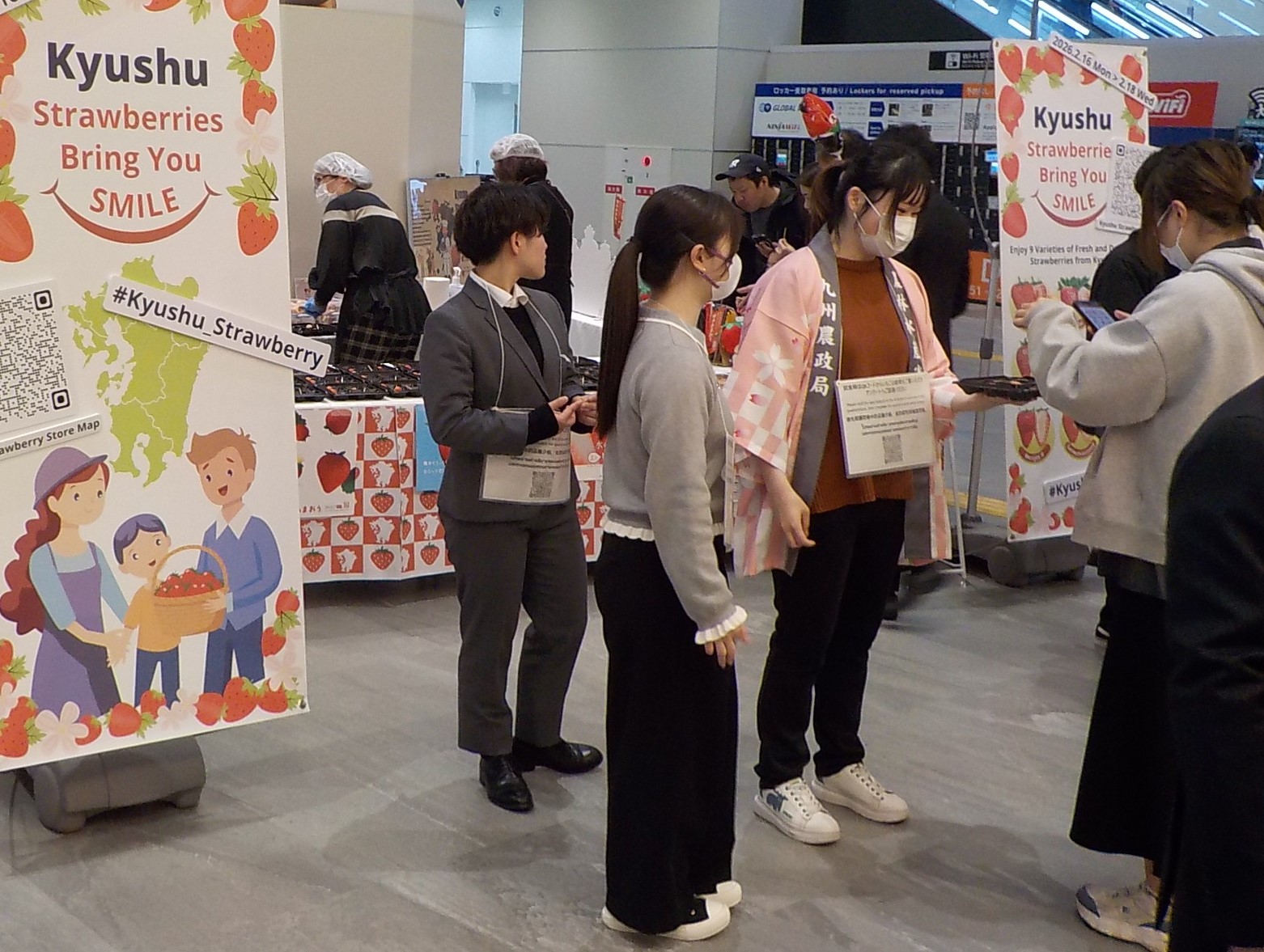 インバウンド客に試食のいちごを提供している様子