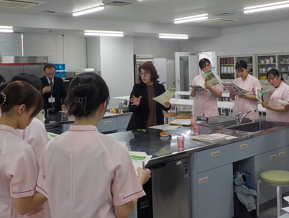 学生へみどり戦略の説明をする県拠点職員