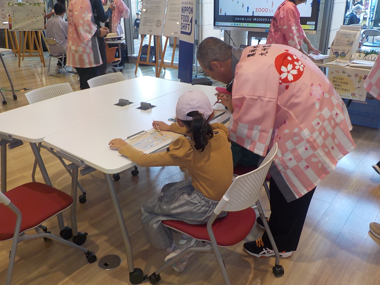 来場した子どもにクイズを説明する県拠点職員