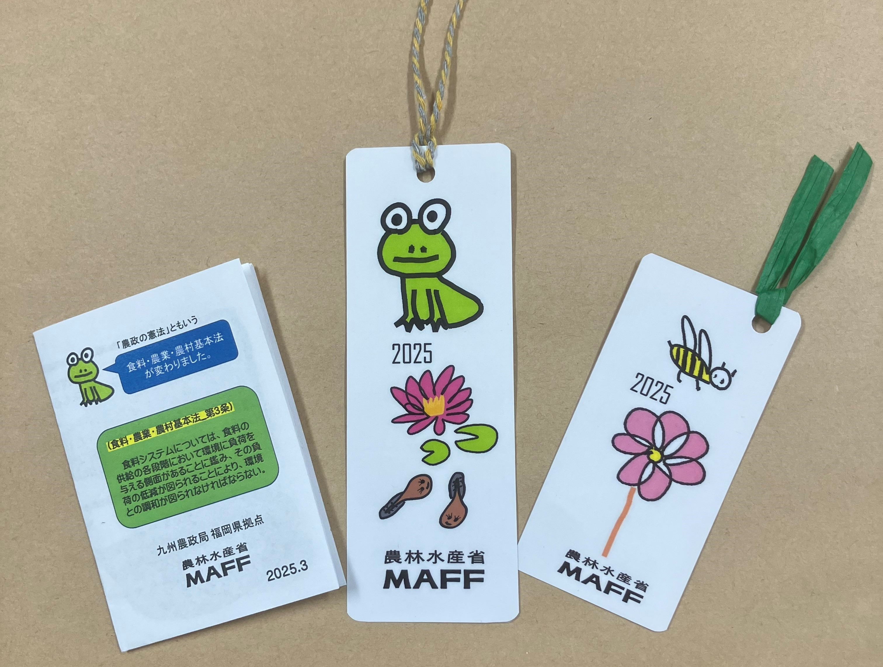 配布したミニパンフと2種類のしおり