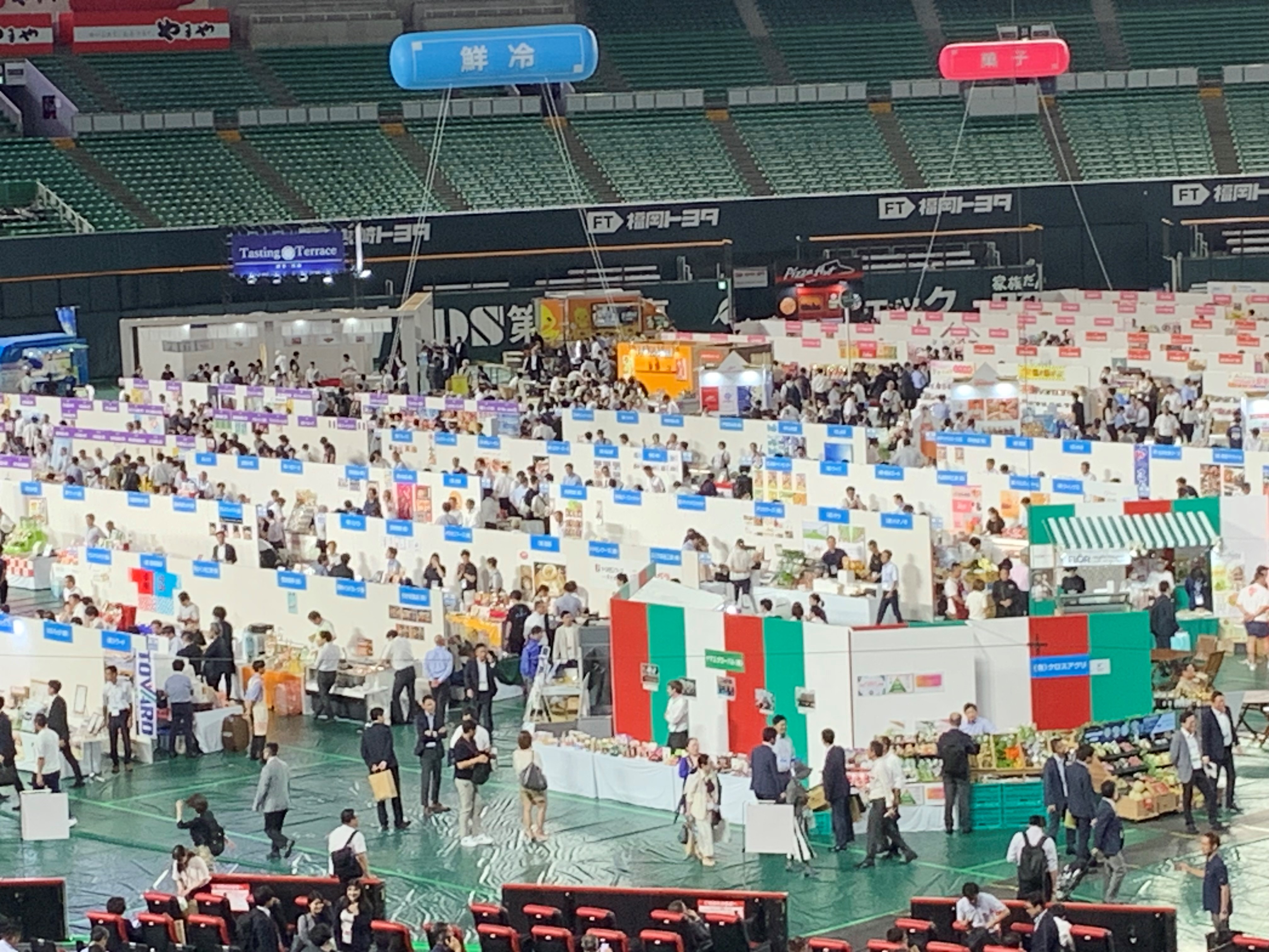 たくさんの食品関連事業者が出展している会場全体
