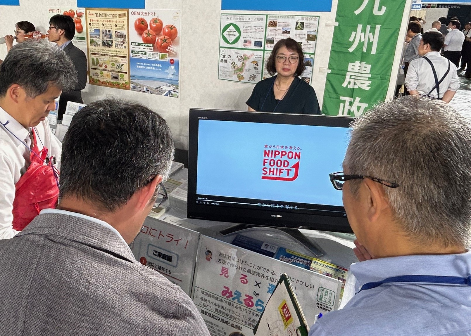農政局の出展ブースのパネル展示や動画放映している様子