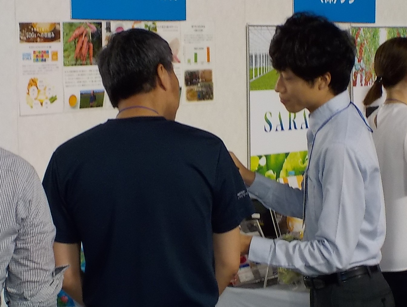 来場者に説明する県拠点職員