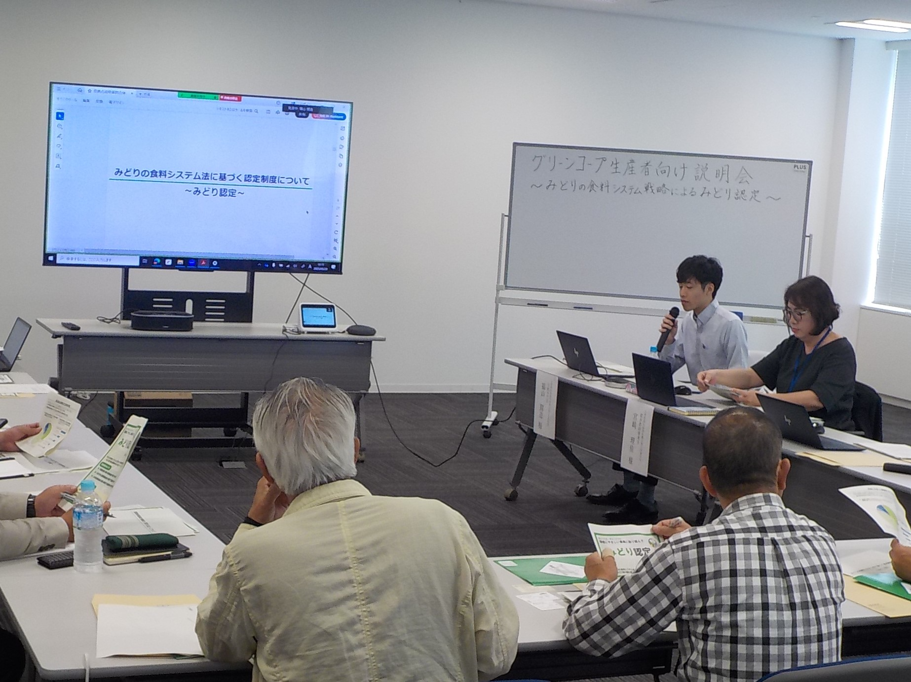 県拠点職員の説明を熱心に聴く説明会参加者
