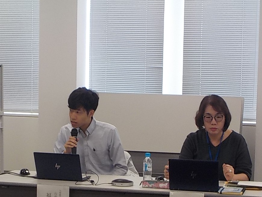 参加者に説明する県拠点職員