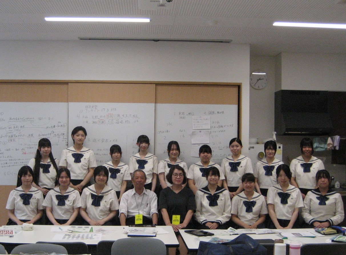 参加した生徒と県拠点職員との集合写真
