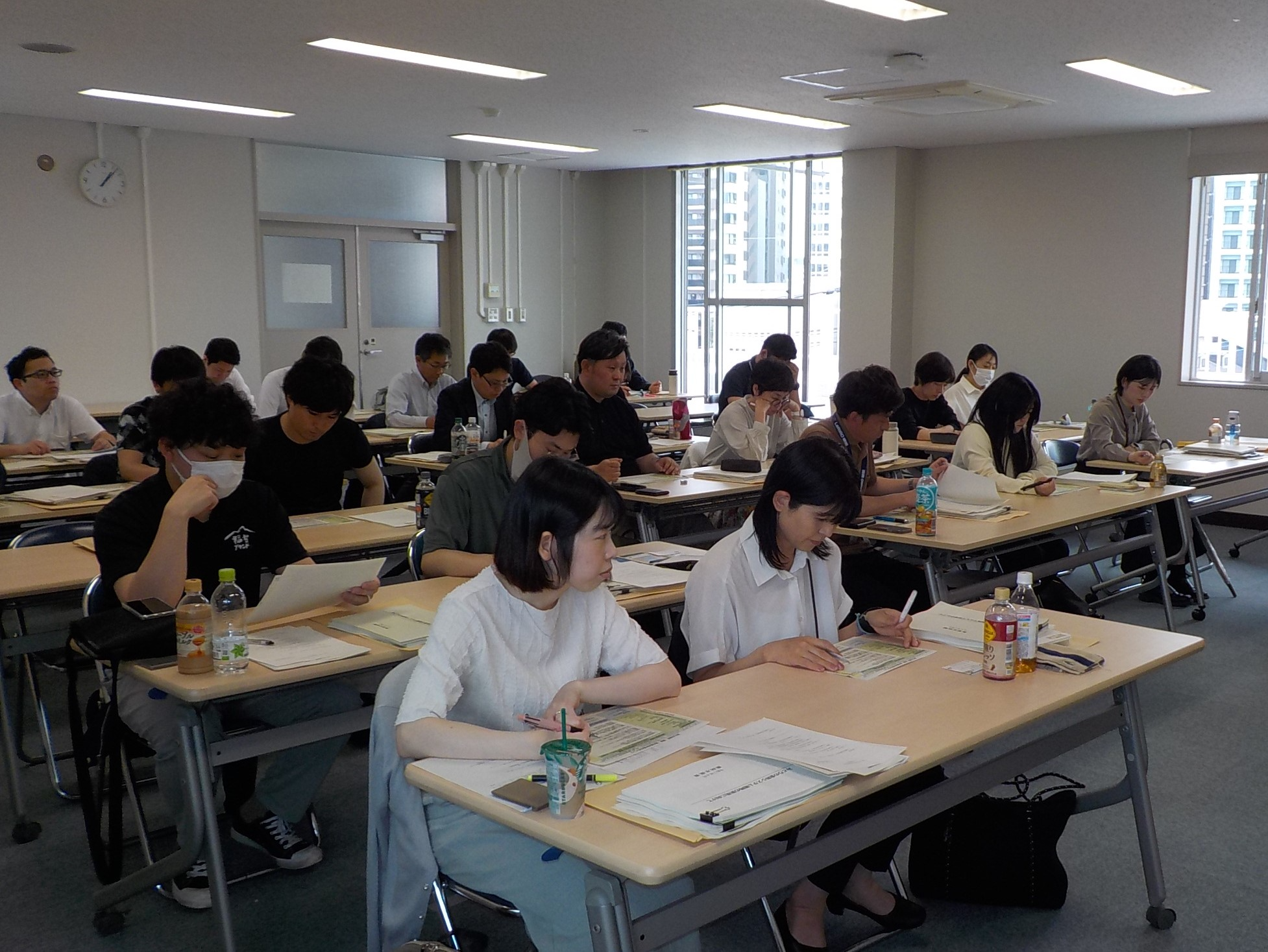 県拠点職員の説明を熱心に聴く市町村担当者