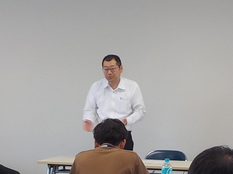 参加者へ説明する地方参事官