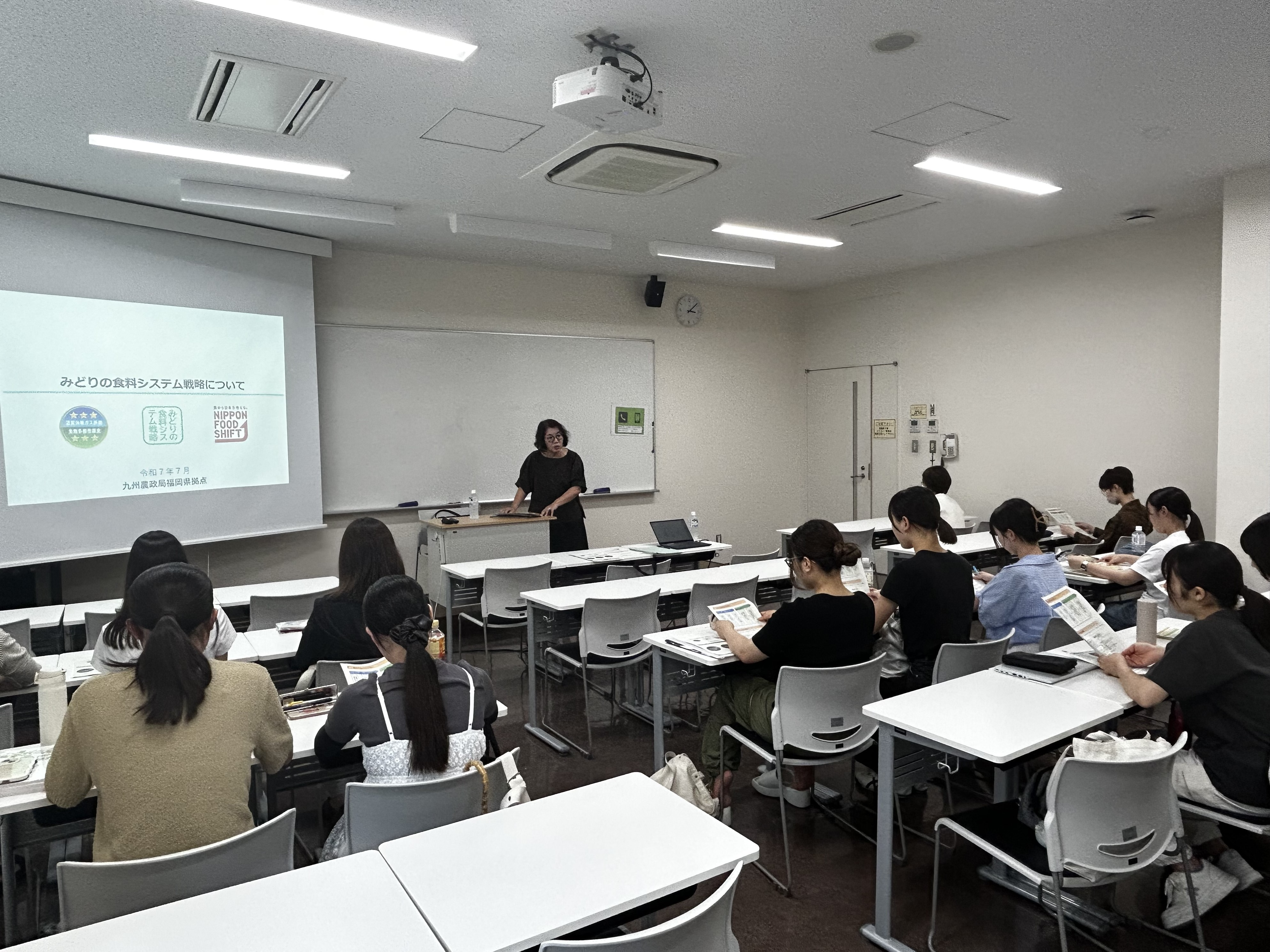 学生に説明する県拠点職員