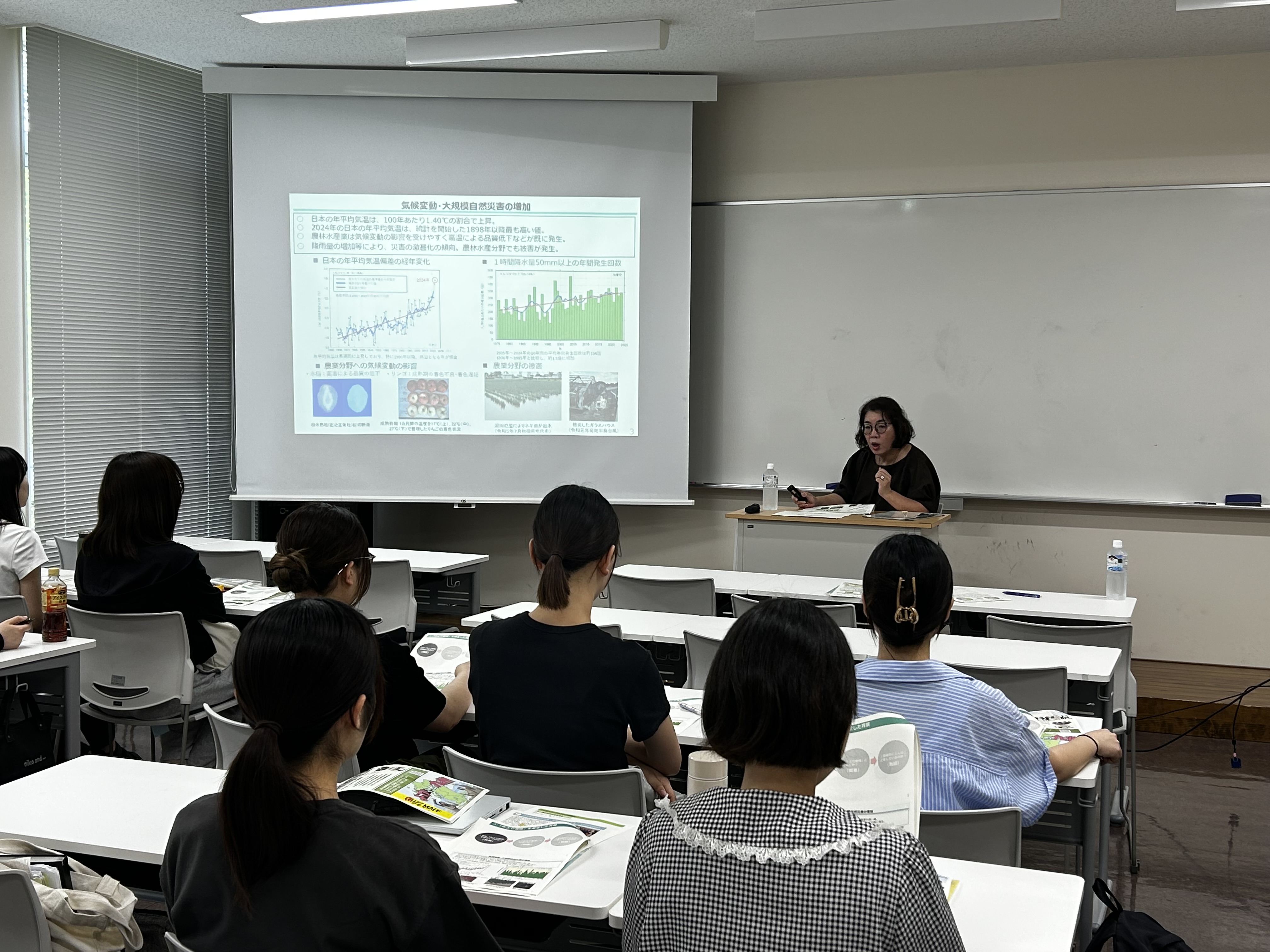 県拠点職員の説明を熱心に聴く学生