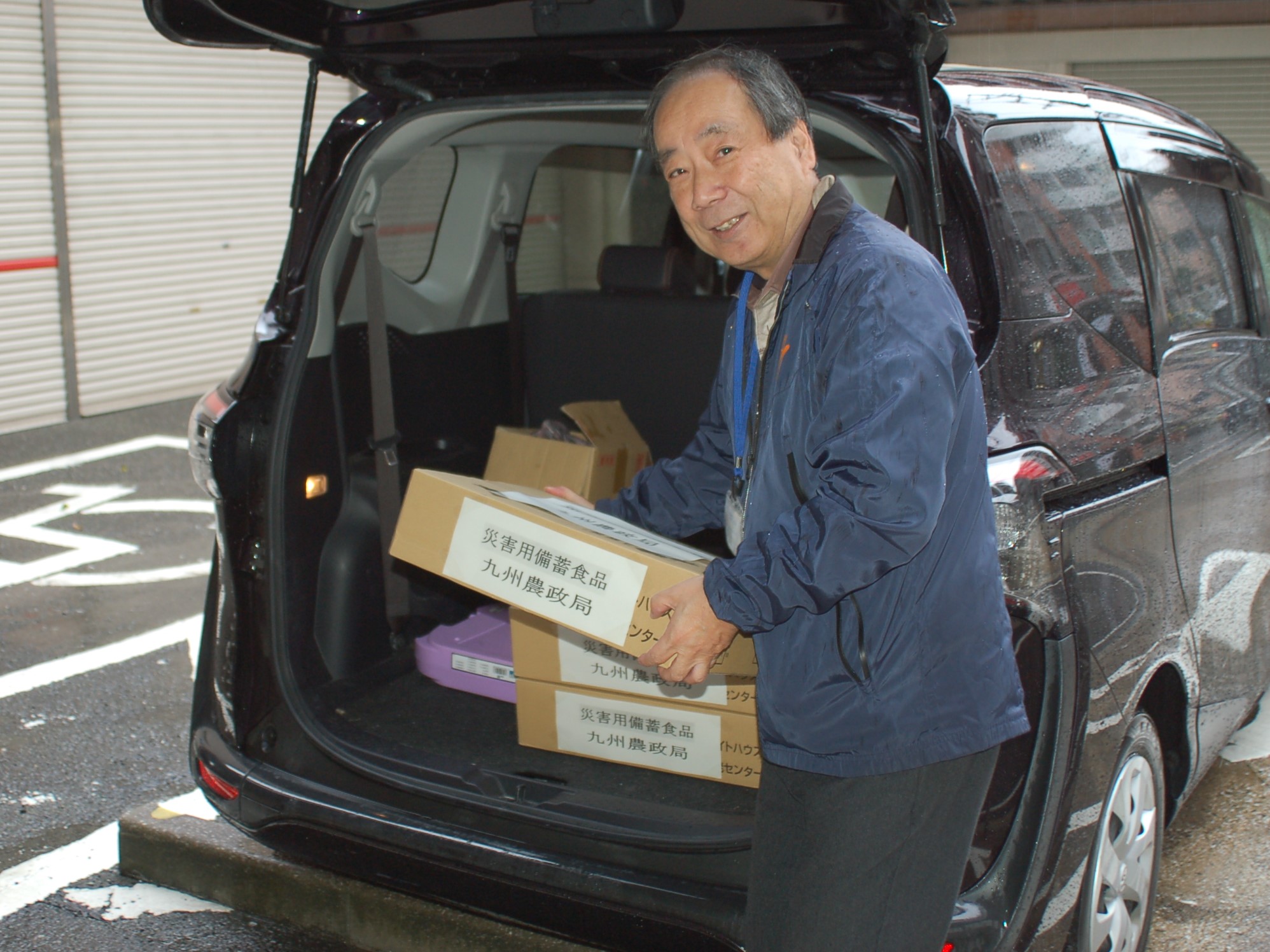 提供を受けた食料品を車に積み込むフードバンク福岡事務局長