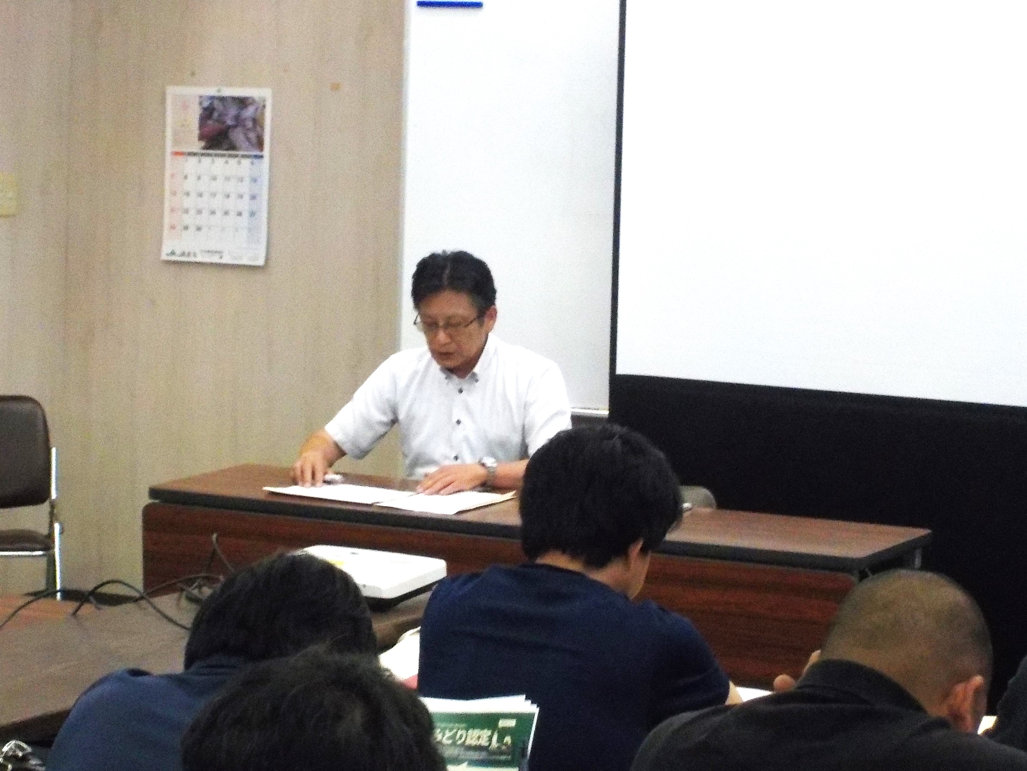参加者に説明する県拠点職員