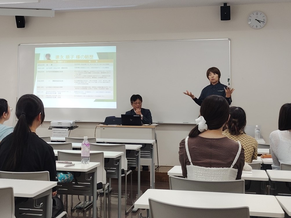 学生たちに説明している講師