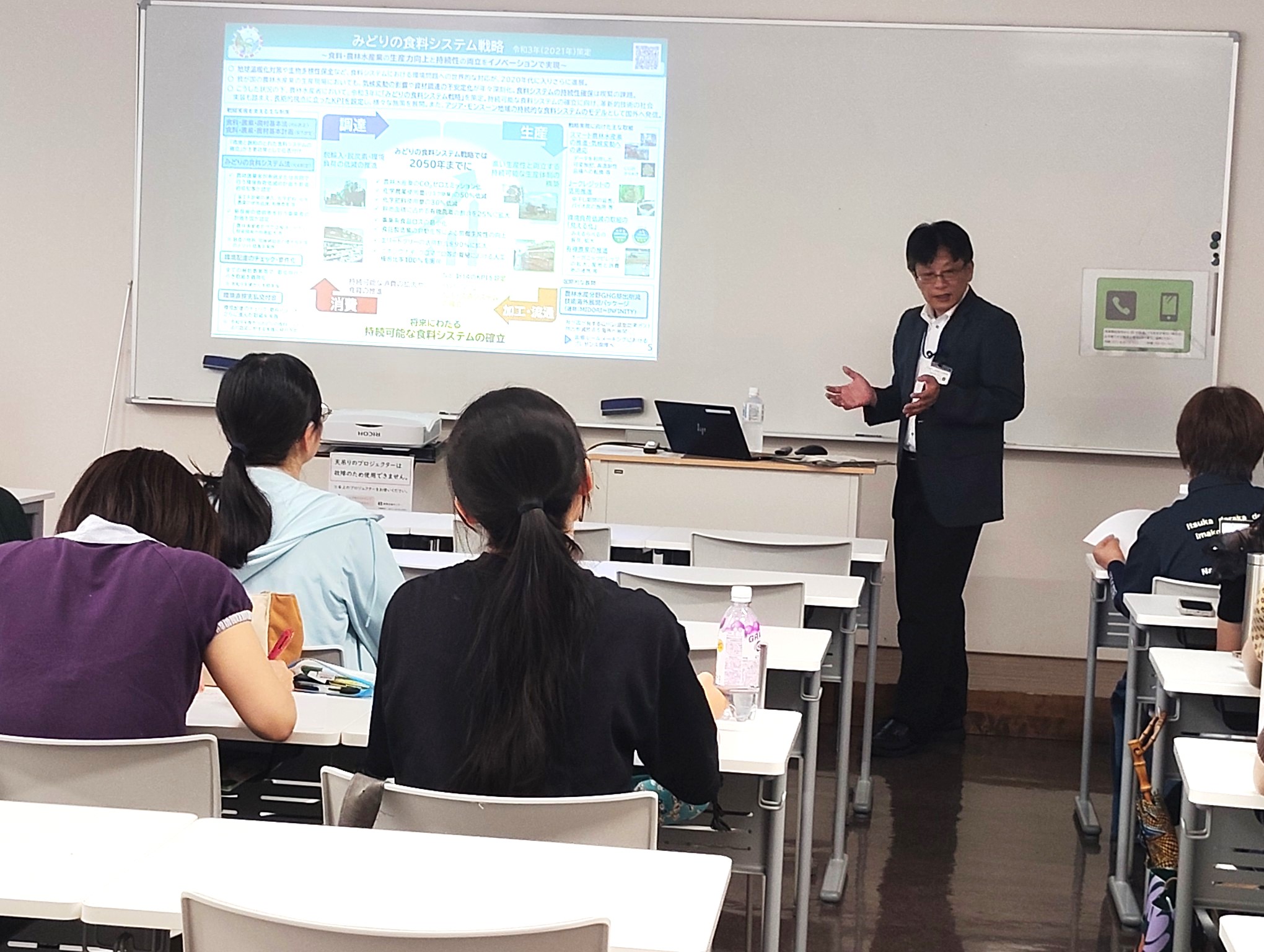 学生たちに説明している県拠点職員