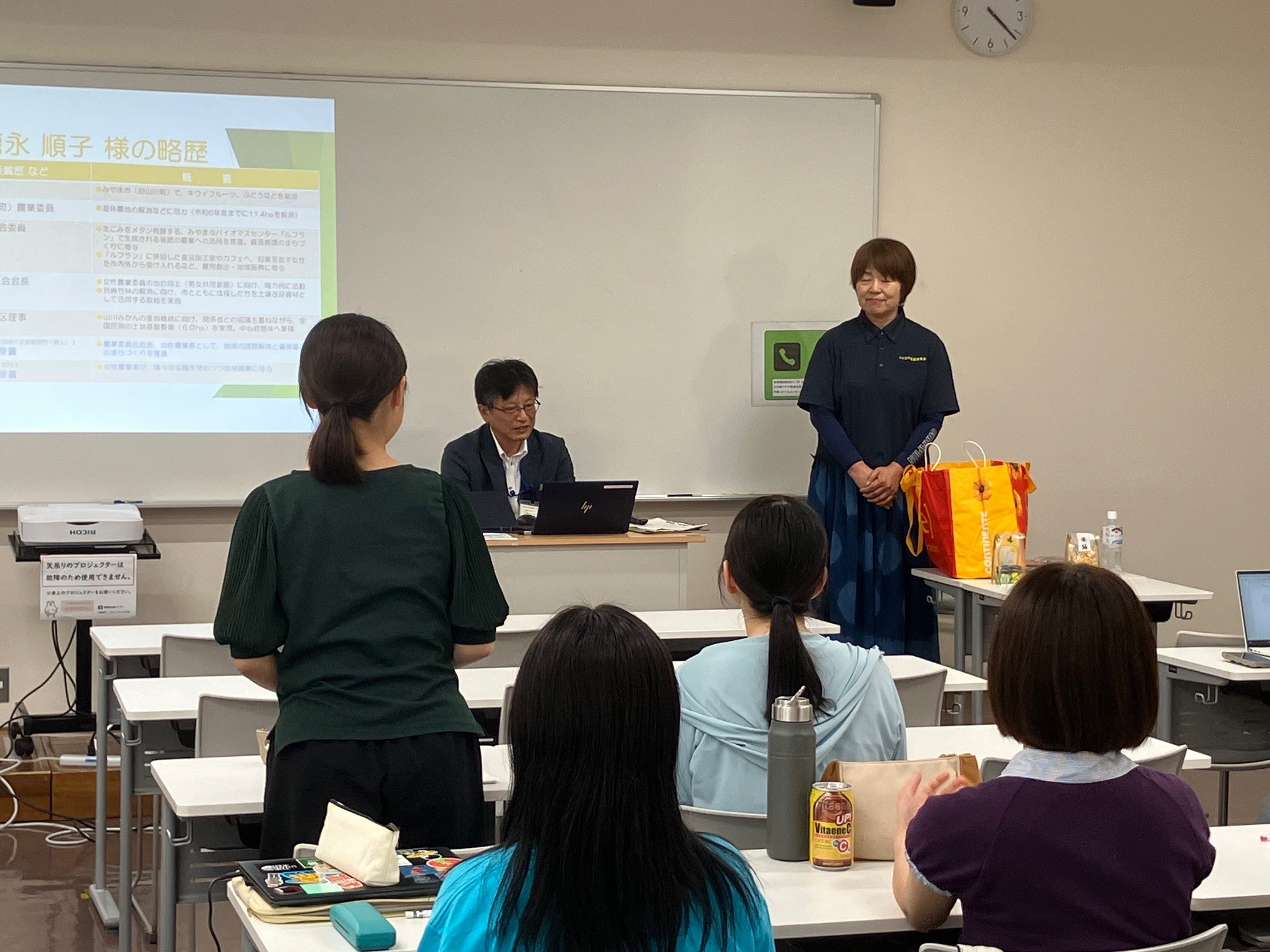 講師に質問している学生