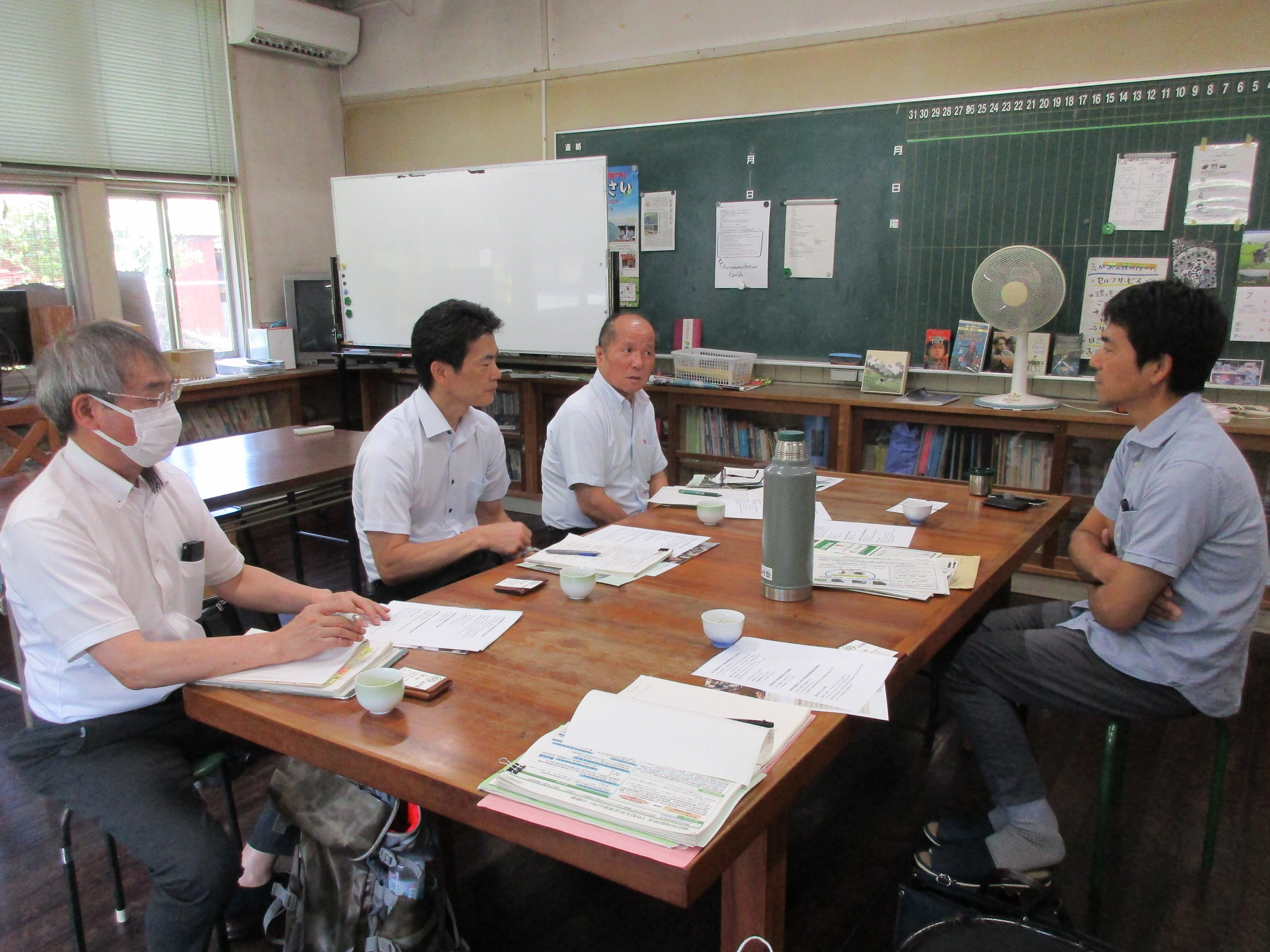 意見交換している山村塾代表、福岡県拠点地方参事官及び拠点職員