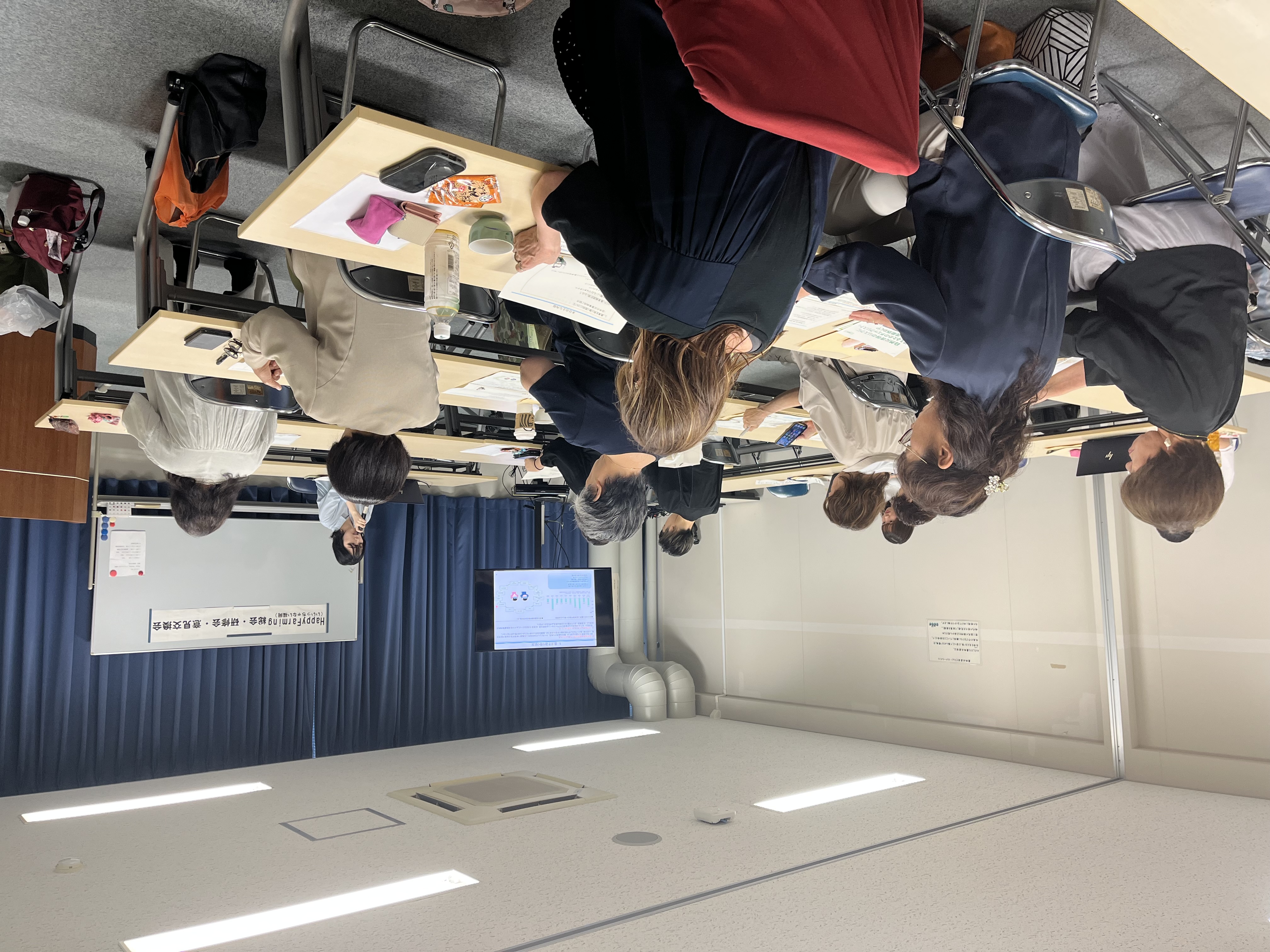 研修会で本省担当者から説明を受ける女性農業者の様子