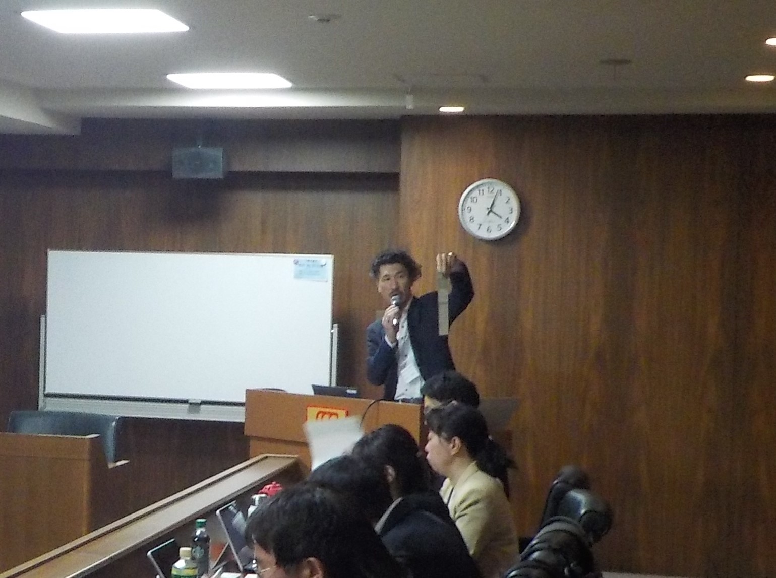 会議参加者に説明する県拠点職員