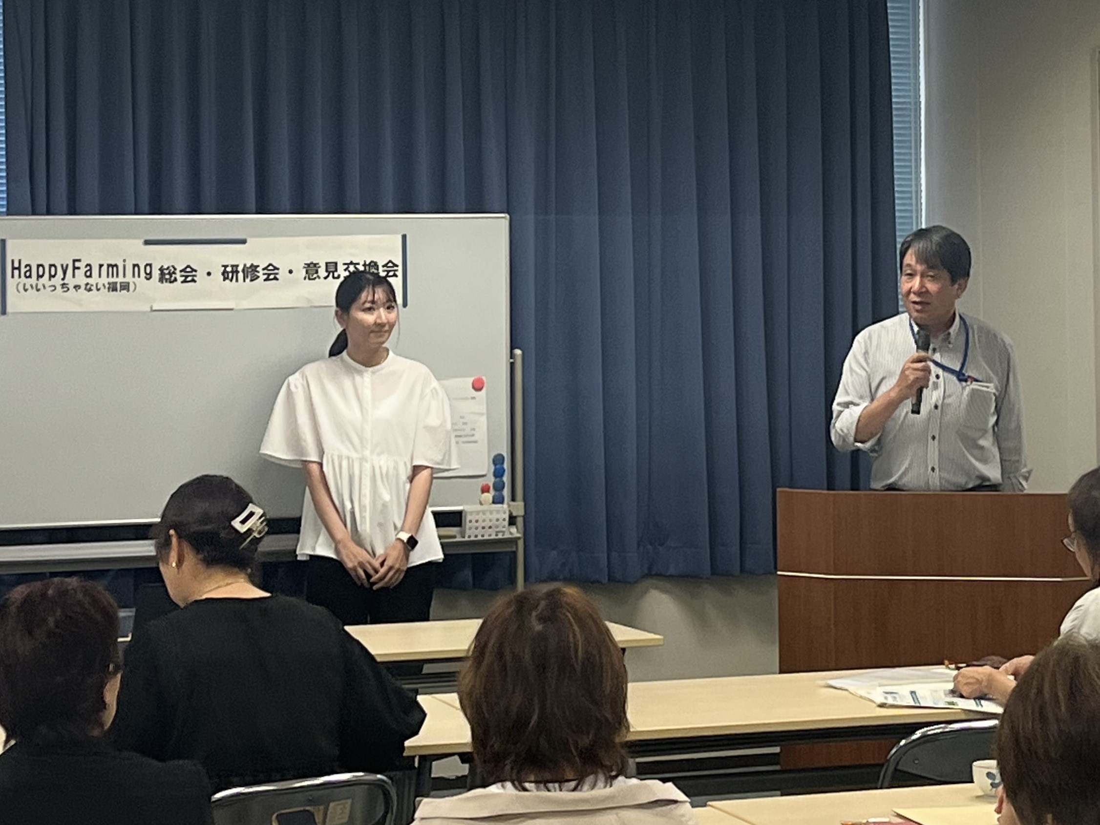 意見交換会の司会をする県拠点職員