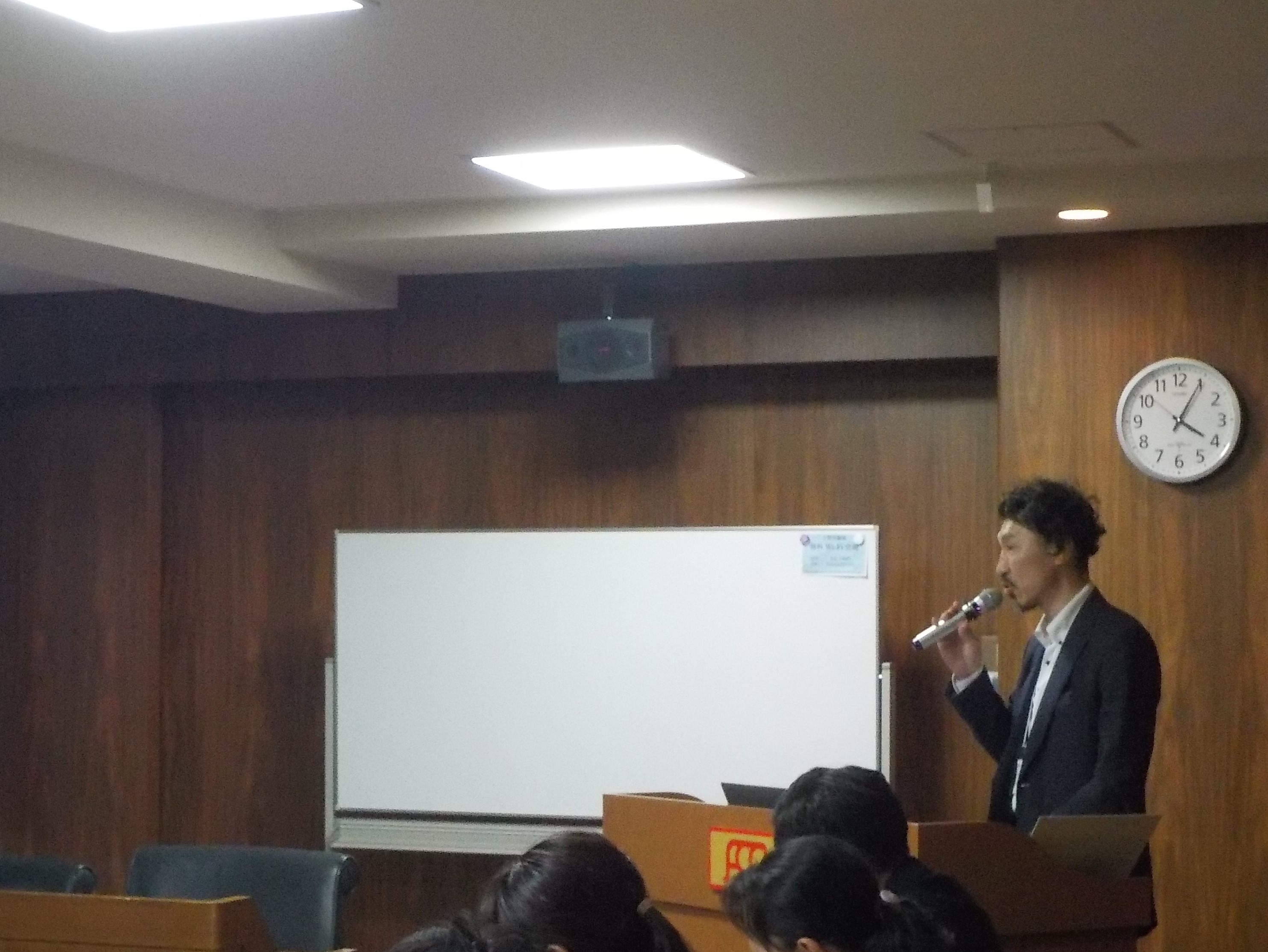 会議参加者に説明する県拠点職員