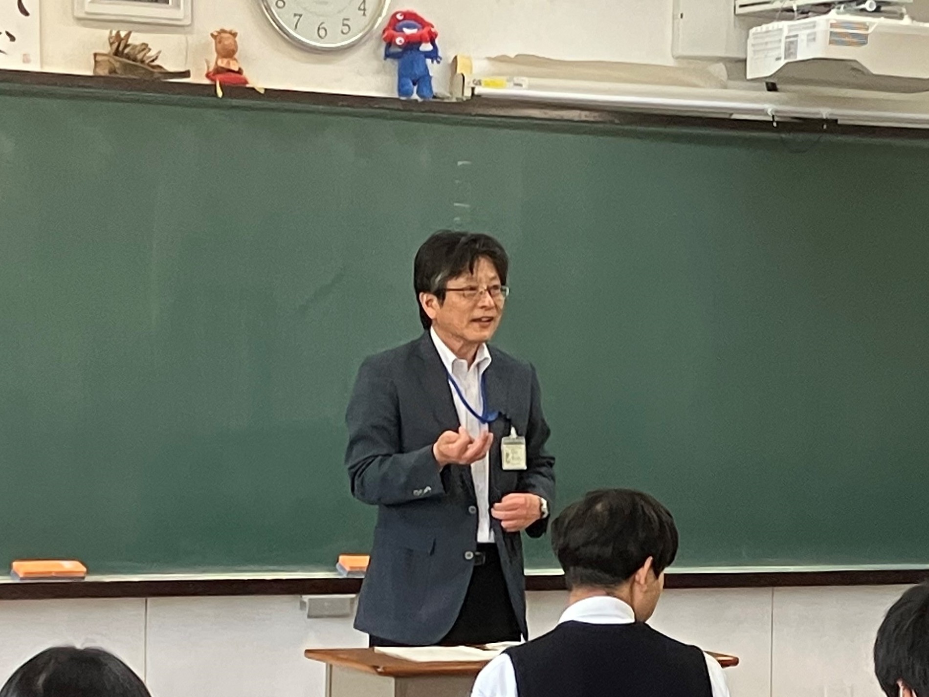 生徒に説明する県拠点職員