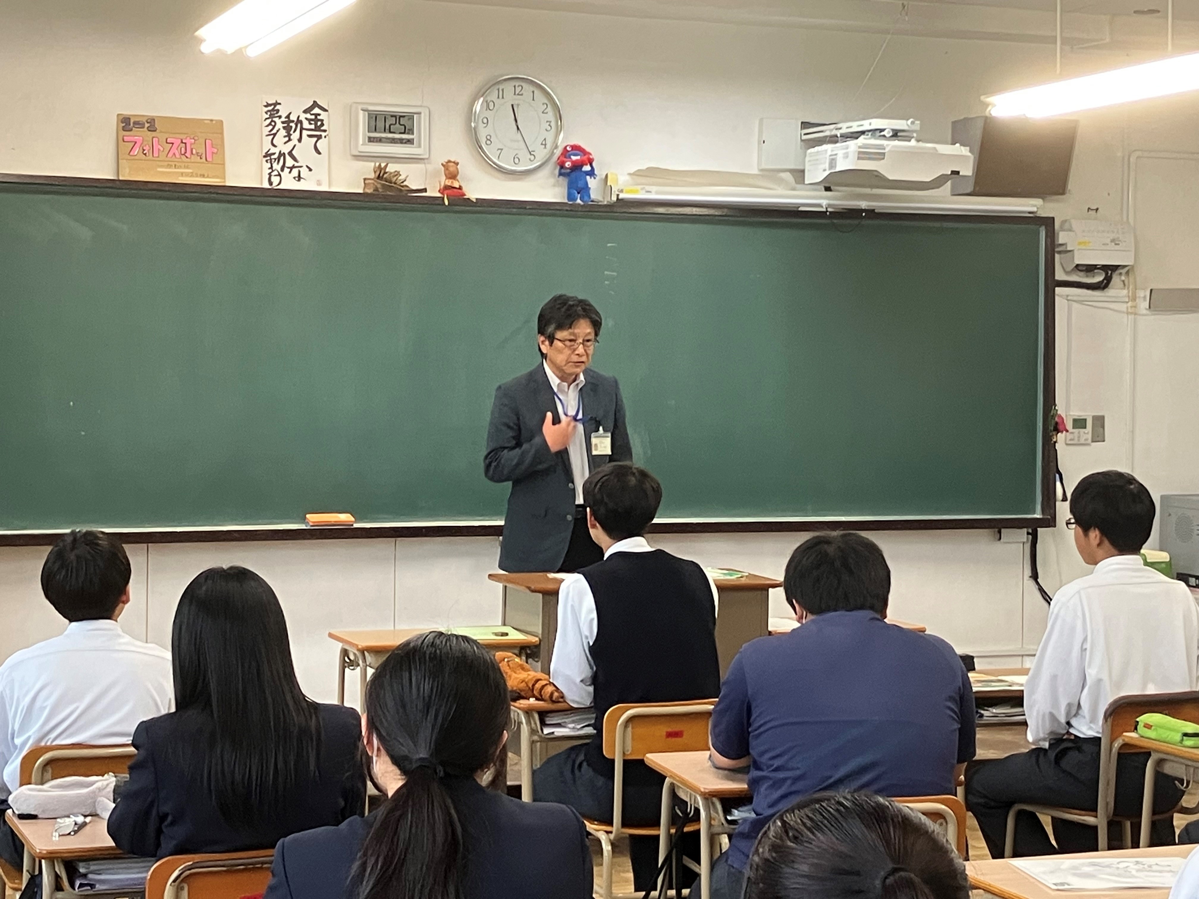 県拠点職員の説明を聴く生徒たち
