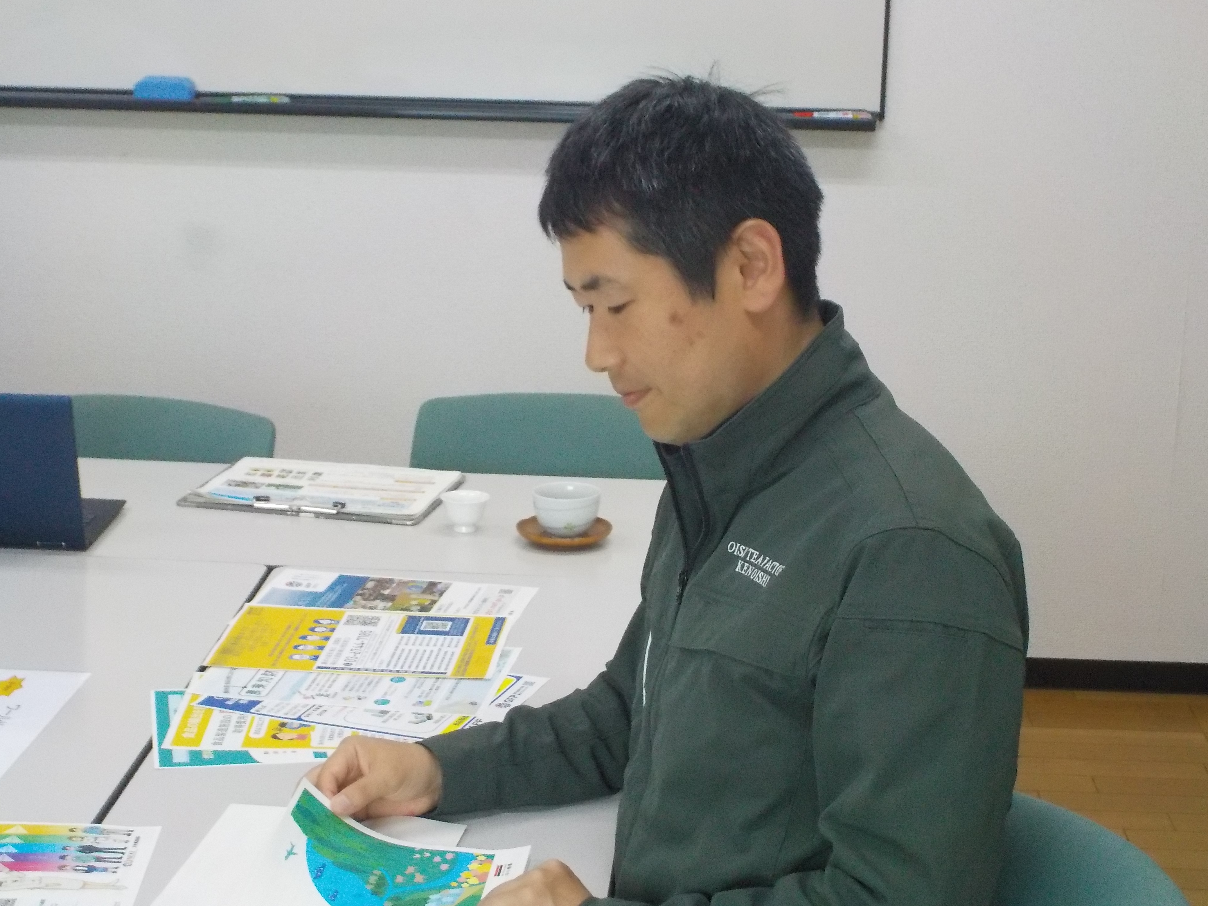 地方参事官の説明を受ける事業者