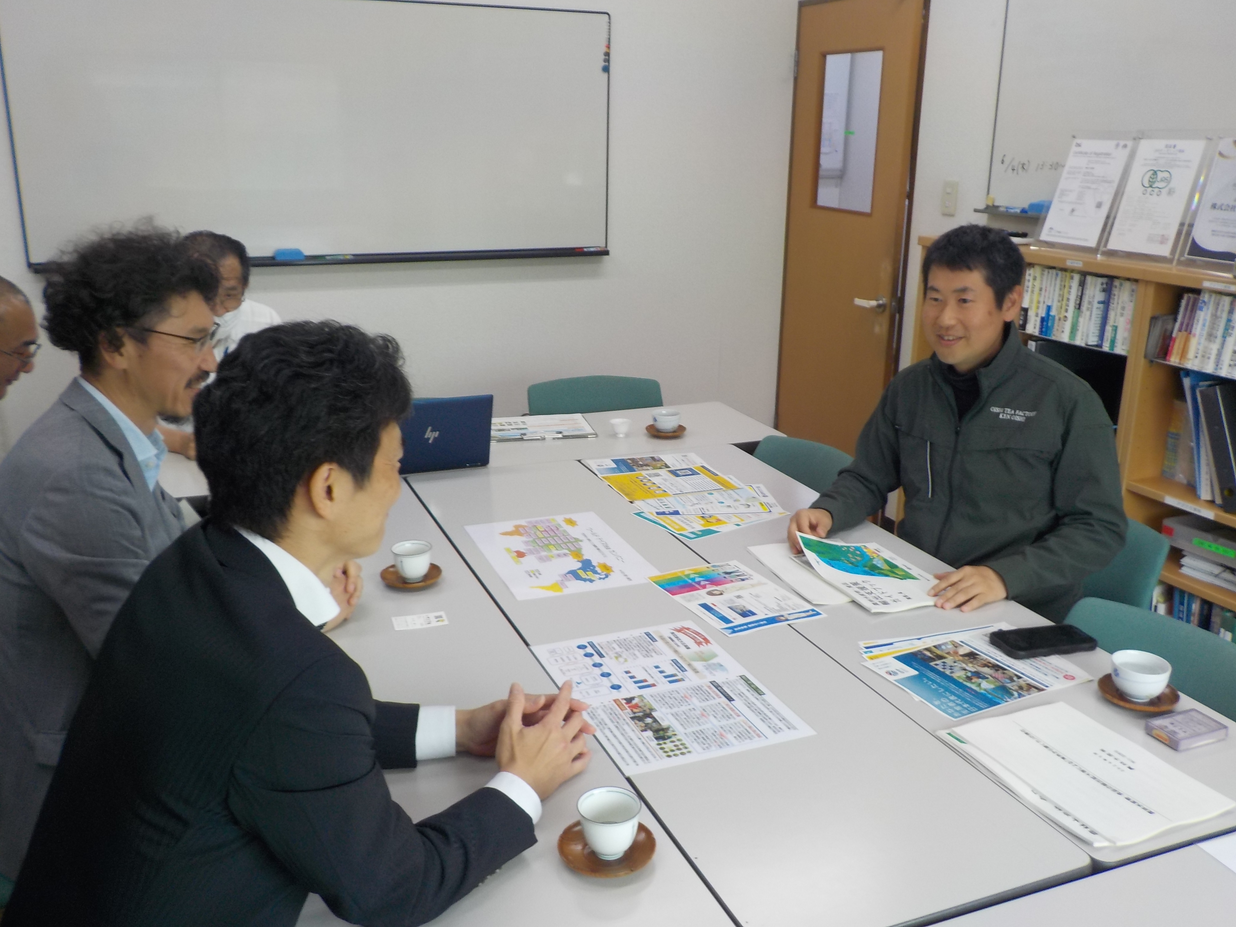 地方参事官、県拠点職員と事業者の意見交換の様子