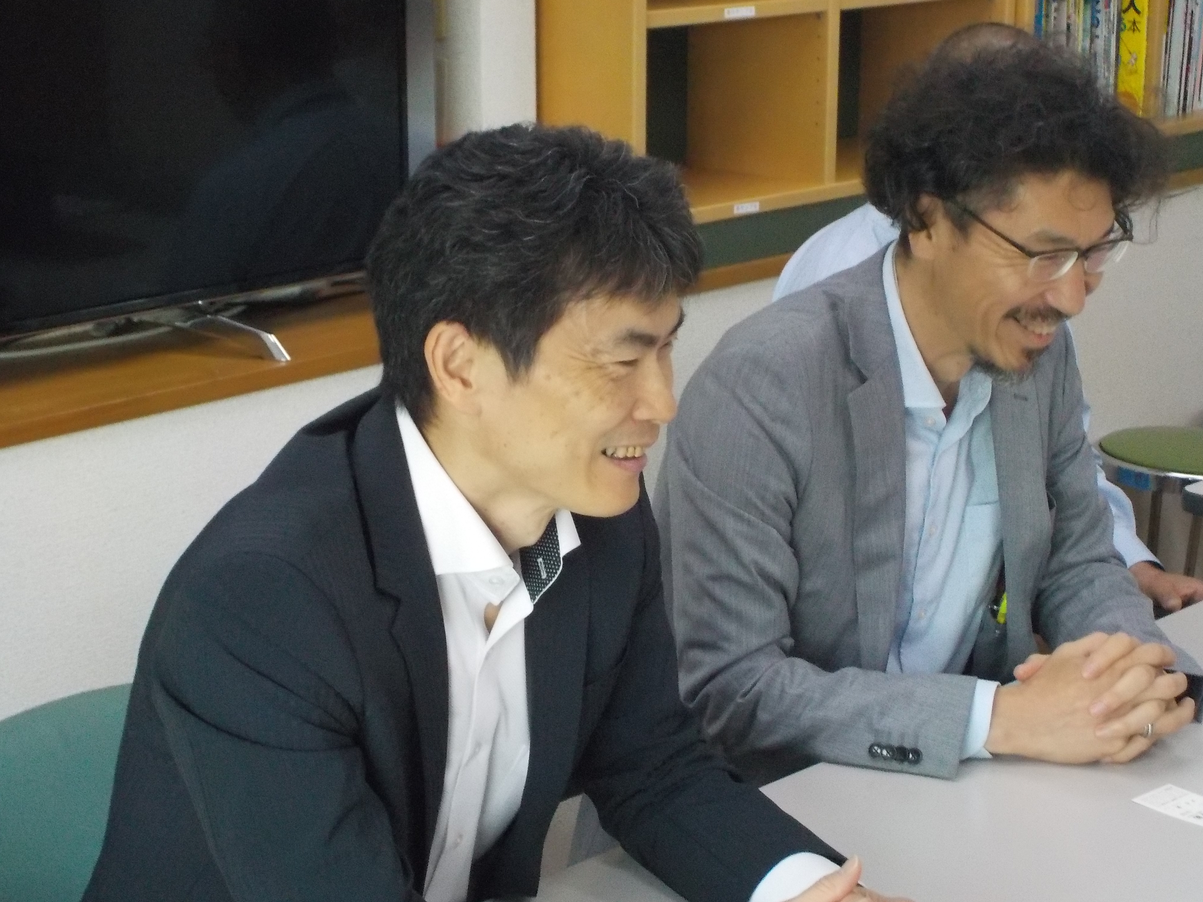 意見交換で談話する地方参事官と県拠点職員