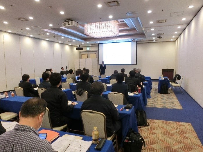 講演を聞いている参加者一同