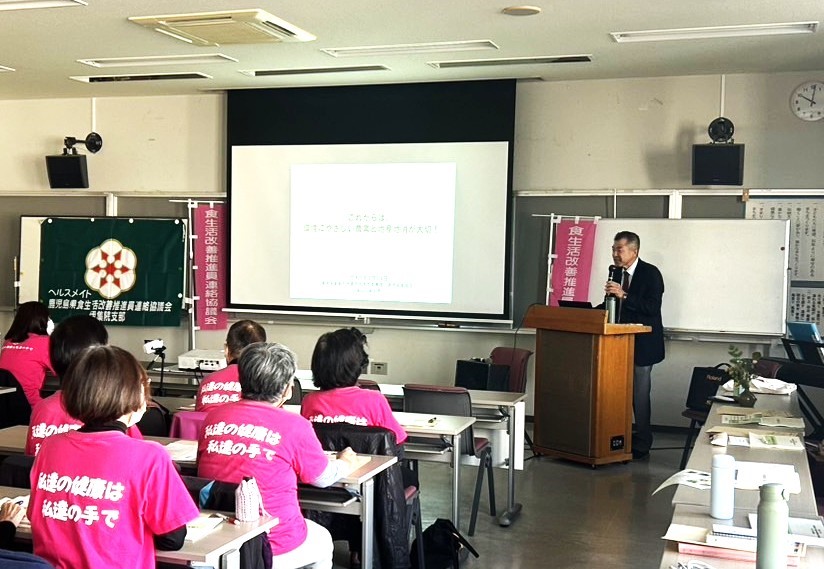 説明をしている鹿児島県拠点職員と研修会参加者一同