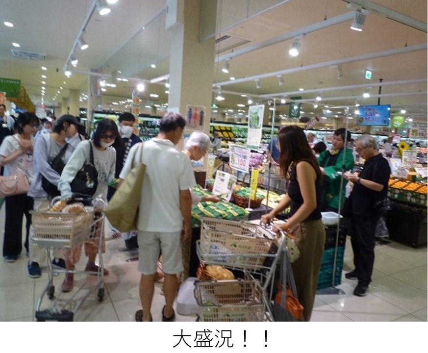 売り場で、多数の買い物客がショッピングカートを押しながら商品を見て回っている様子