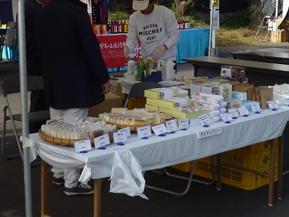 米粉を使ったお菓子の試食・販売風景