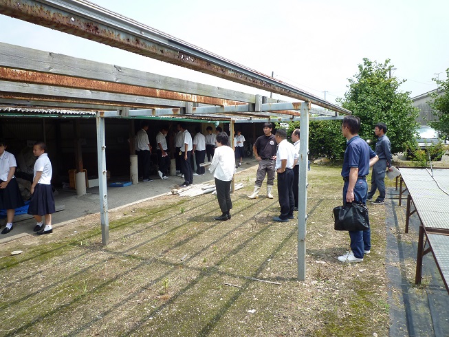 学校内にある農場倉庫での学習風景